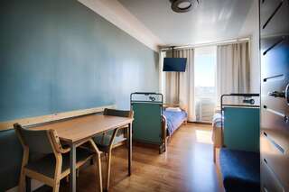 Хостелы Eurohostel Хельсинки Стандартный двухместный номер с 2 отдельными кроватями и общей ванной комнатой-1